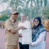 Bupati Karawang Menyerahkan SK Dewas.