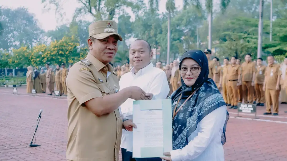 Bupati Karawang Menyerahkan SK Dewas.