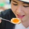 Ilustrasi makan telur.