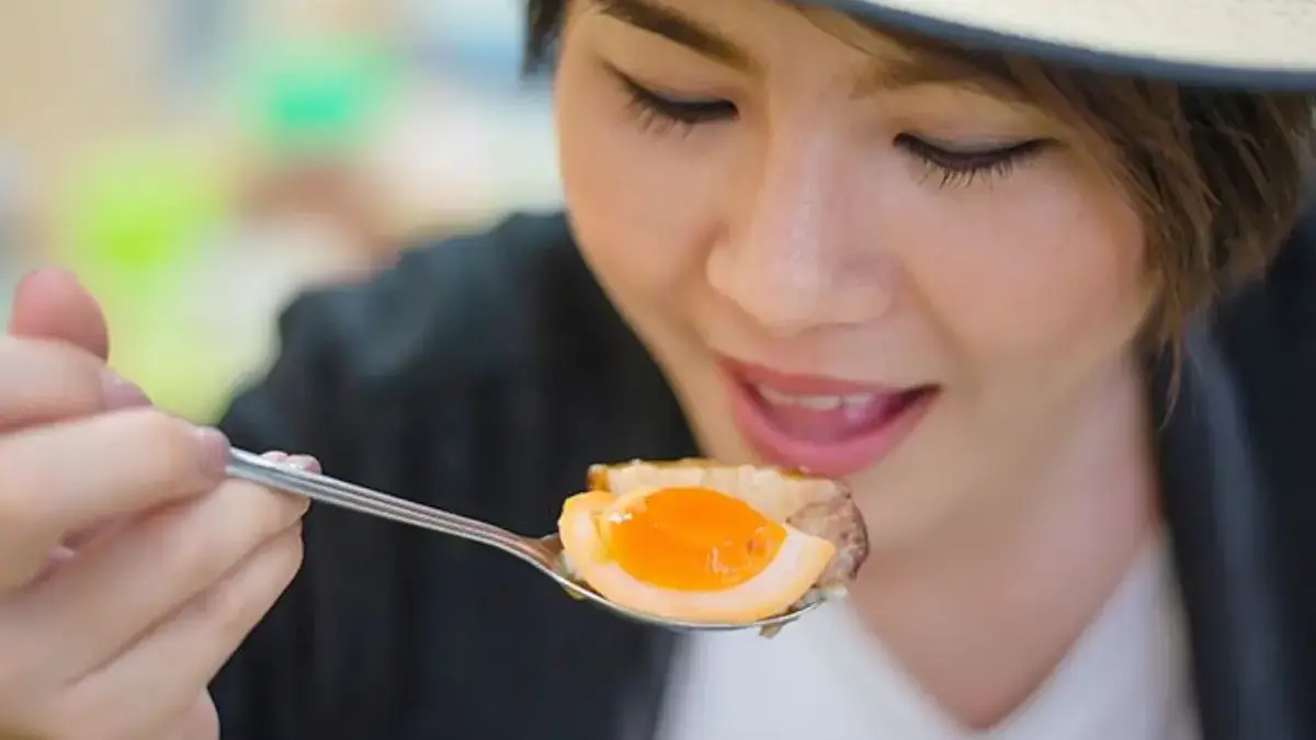 Ilustrasi makan telur.