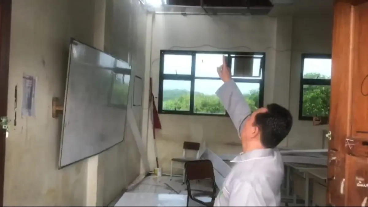 Belasan Rumah dan Satu Sekolah Disapu Angin Puting Beliung.