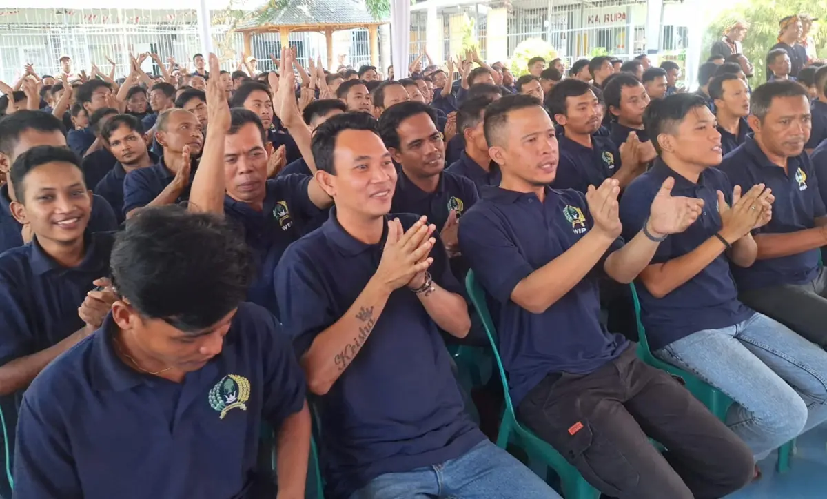 HUT RI ke-80, Ratusan Warga Binaan Lapas Karawang Terima Remisi –  KBEonline.id