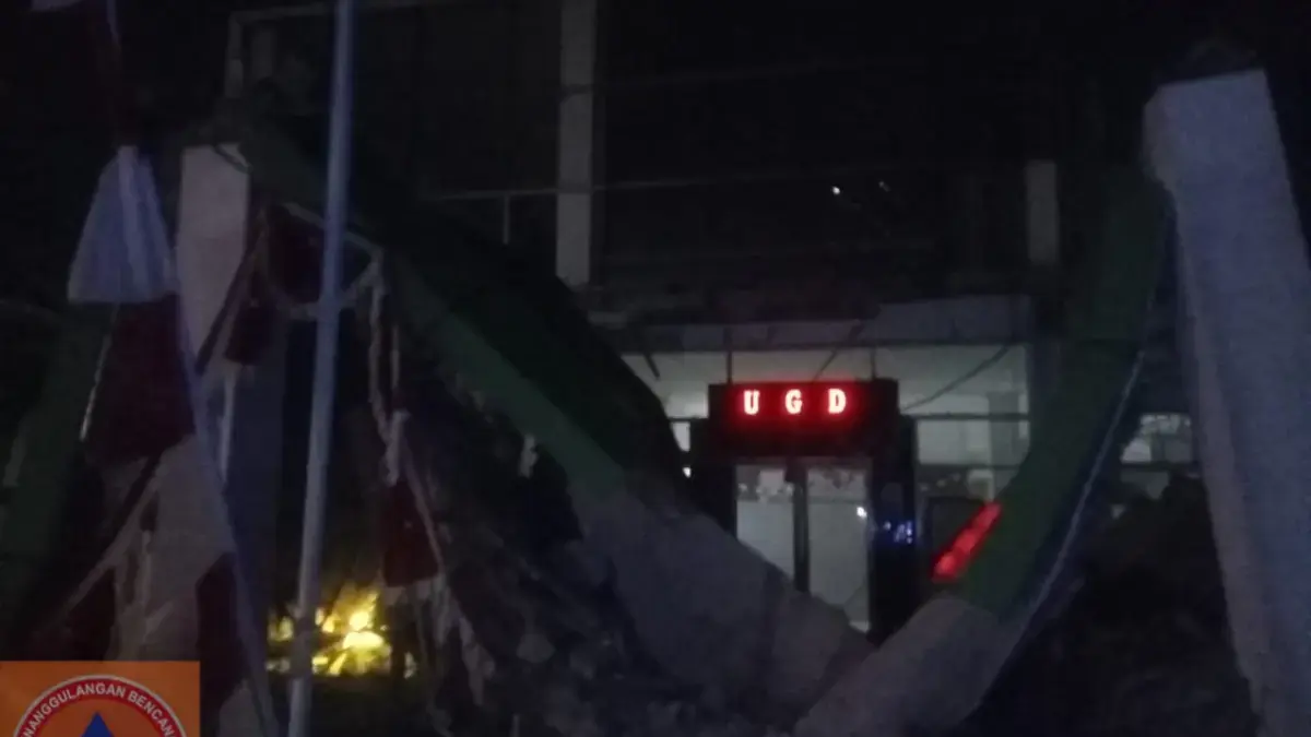 Plafon depan Puskesmas Purwasari Roboh.