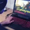 Ini Faktanya Main Laptop Sambil Dicas