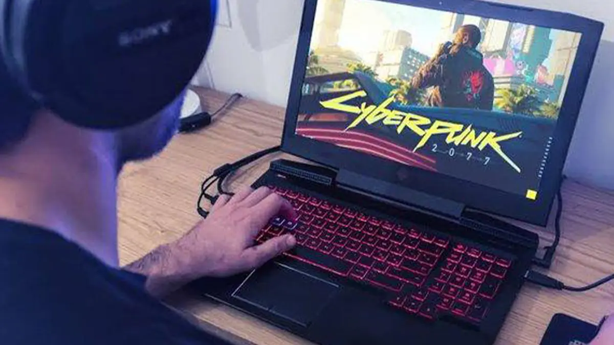 Ini Faktanya Main Laptop Sambil Dicas