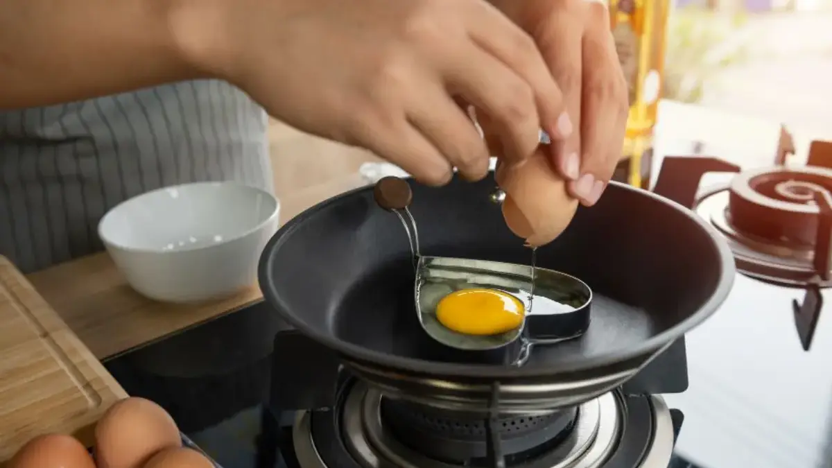 Ilustrasi masak telur.