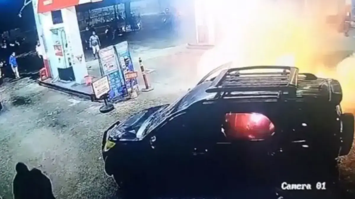 Mobil Toyota Rush terbakar