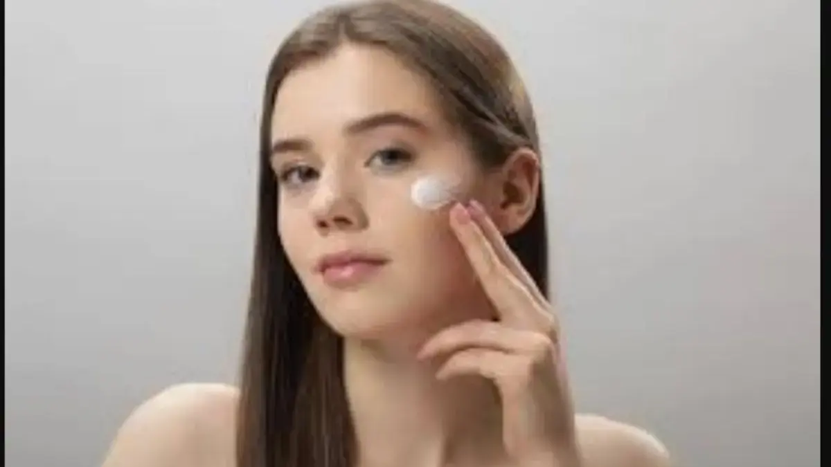 Cara reapply sunscreen.