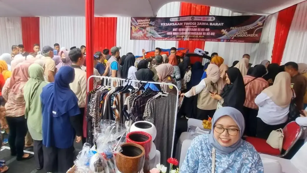 Kejari Purwakarta mengadakan kegiatan pasar murah.