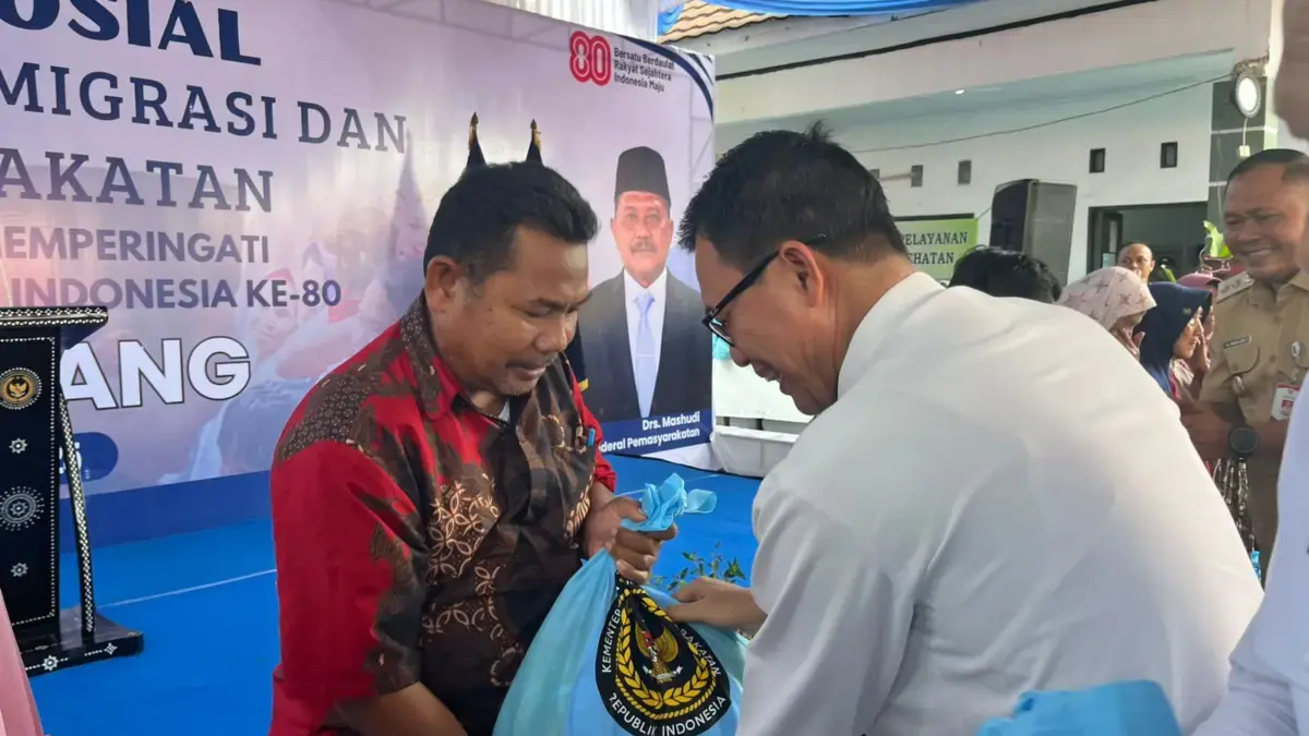 Menteri Imigrasi dan Pemasyarakatan Gelar Baksos di Desa Karangligar Karawang.