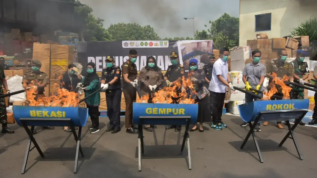 Pemusnahan Rokok dan Minuman Keras Ilegal.