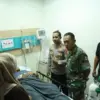 Polres Karawang beri penangan medis.