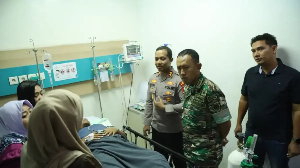 Polres Karawang beri penangan medis.