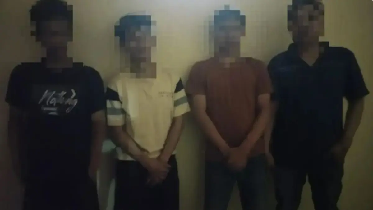 Empat orang, termasuk karyawan toko ditangkap.