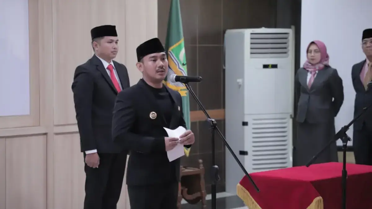 Bupati Ade Kunang