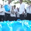 Peduli Lansia, Pemkab Karawang Bagikan 700 Paket Sembako Program Nyaah Ka Kolot