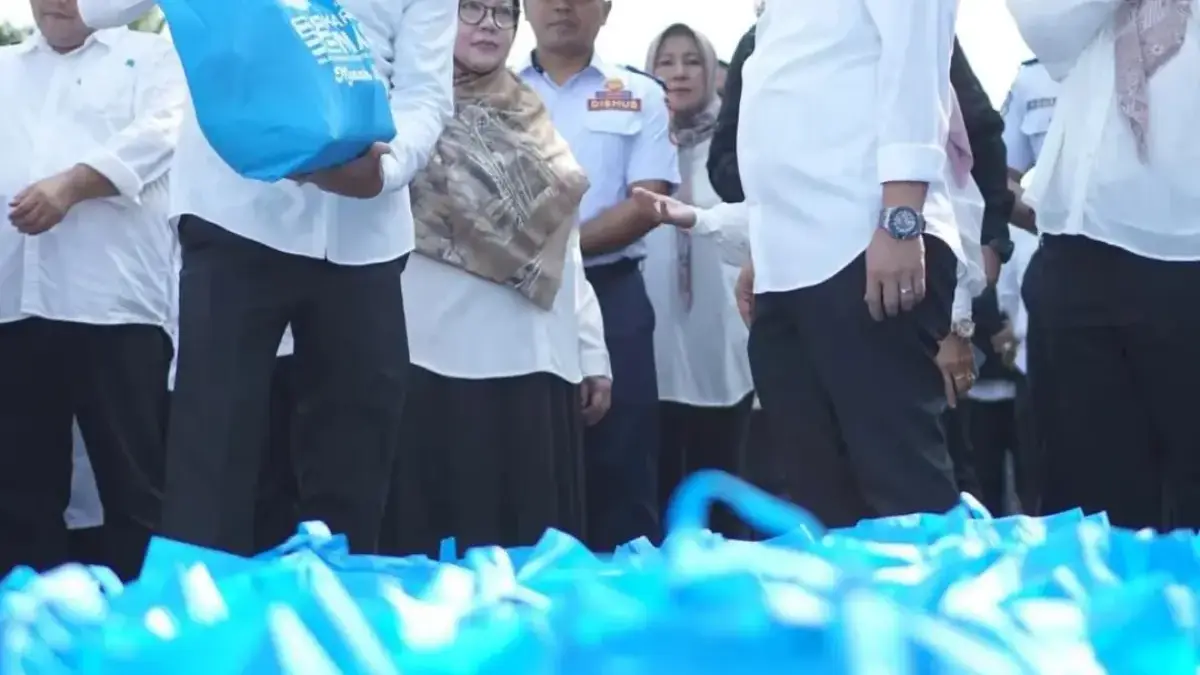 Peduli Lansia, Pemkab Karawang Bagikan 700 Paket Sembako Program Nyaah Ka Kolot