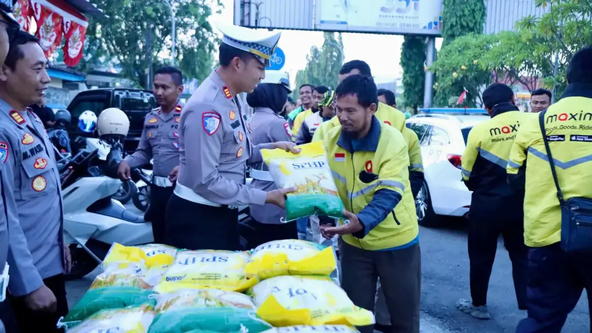 Polres Karawang beri Bansos ke Ratusan Ojol.