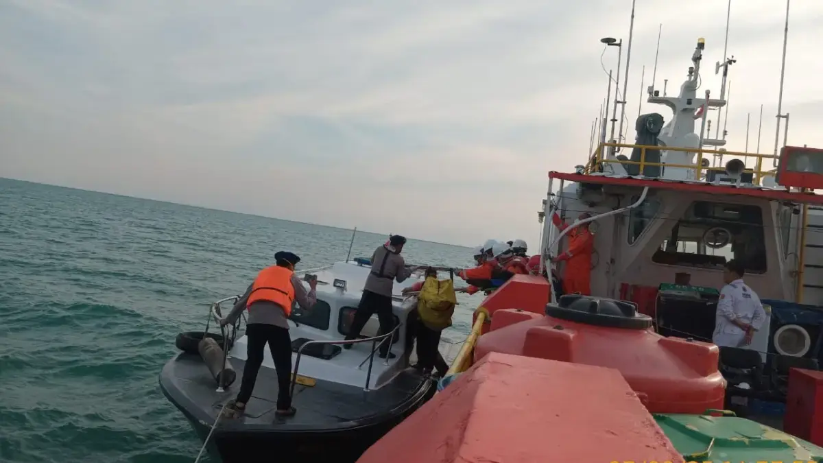 Polres Karawang bersama personel BKO Ditpolairud Polda Jabar.