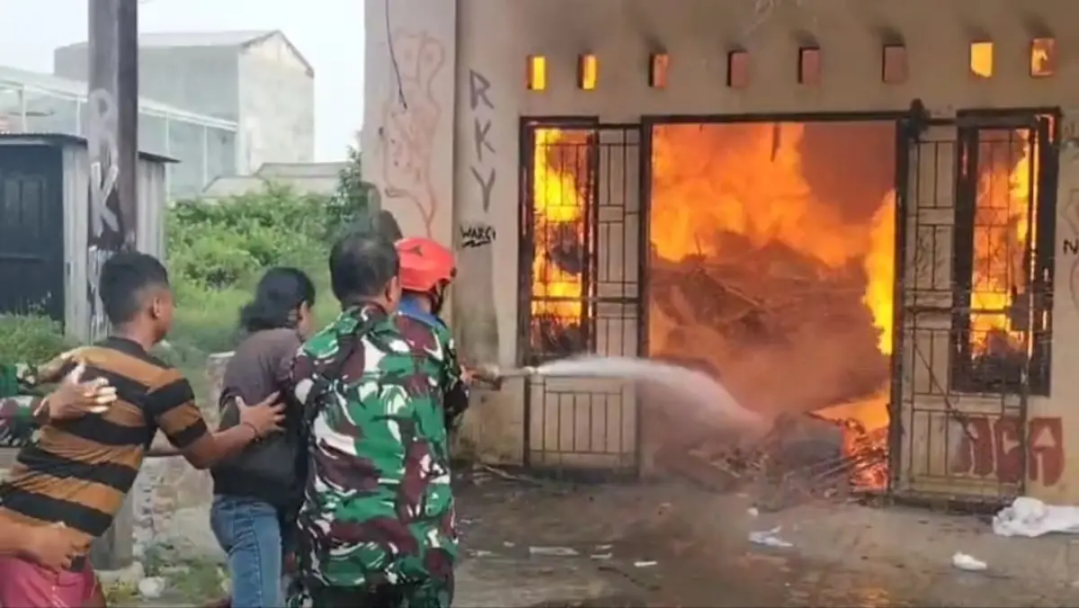 Sebuah Gudang di Babelan Habis Terbakar.