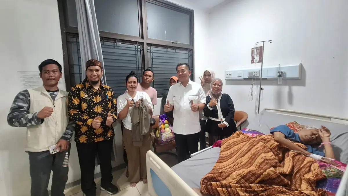 Bupati Karawang Aep Syaepulloh jenguk korban tabrak lari.