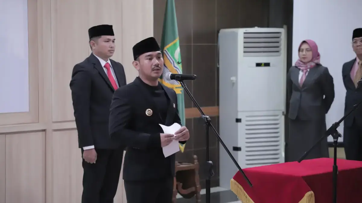 Bupati Ade Kunang.