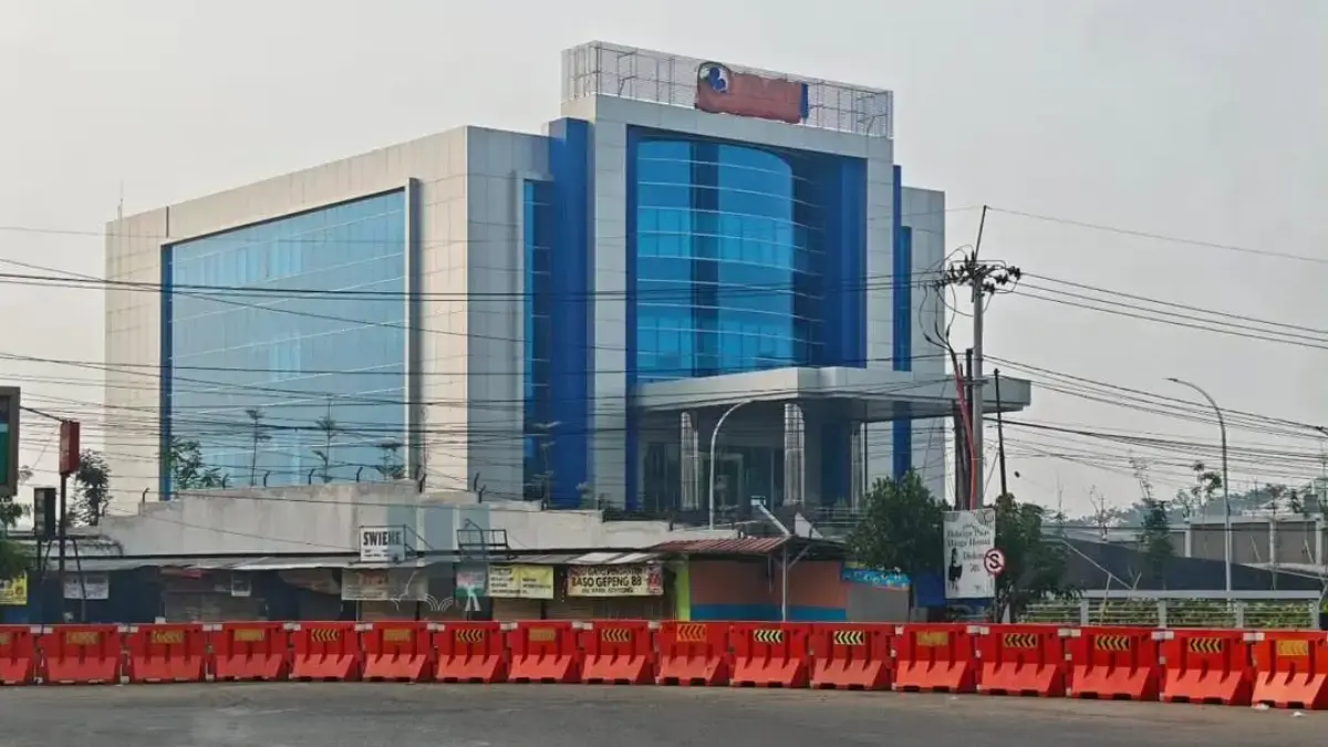 Bank BCA Karawang di depan Hotel Resinda