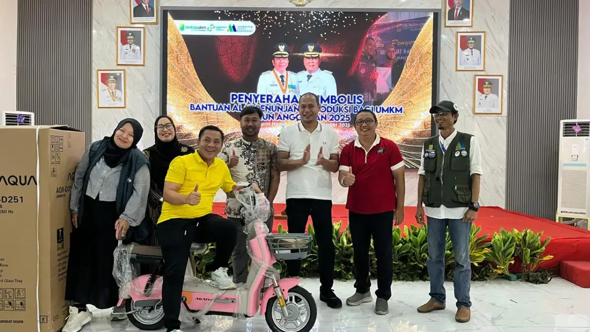 Pemkab Karawang Salurkan Bantuan Alat Produksi untuk UMKM.