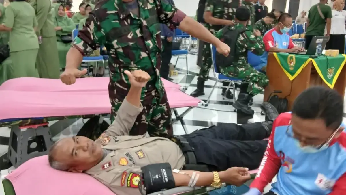 TNI dan Polri di Kabupaten Karawang Kompak Gelar Donor Darah.