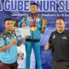 Atlet Scuba SC, Rendo Febry Anton D, bersama pelatih sekaligus orang tua sang atlet, Sukadaya (pegang sertifik