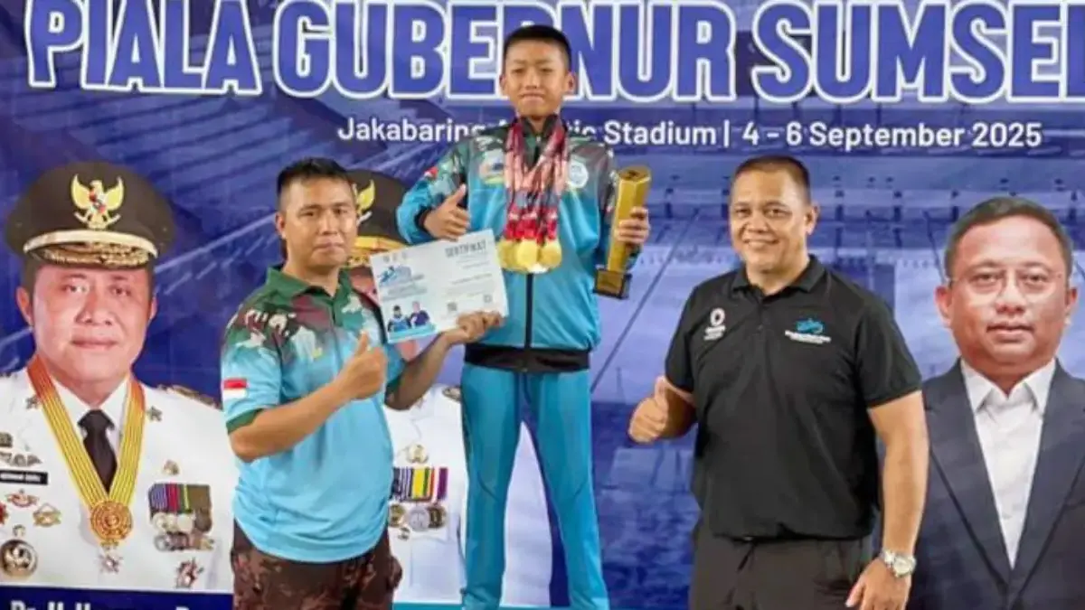 Atlet Scuba SC, Rendo Febry Anton D, bersama pelatih sekaligus orang tua sang atlet, Sukadaya (pegang sertifik