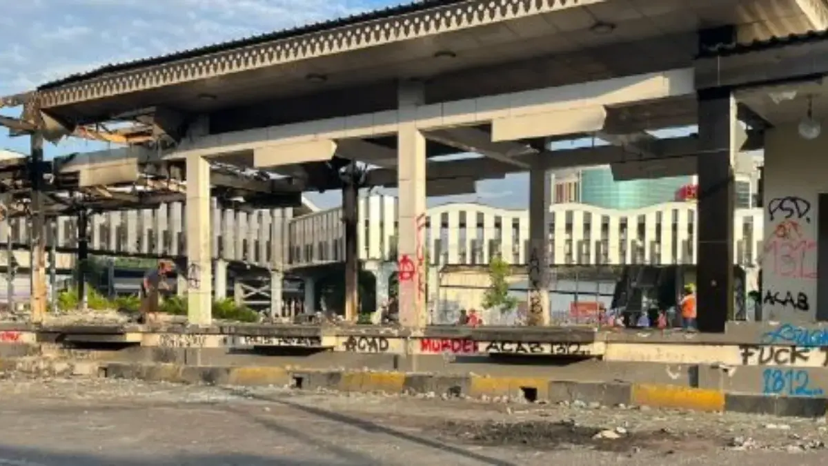 Pelaku Pembakaran Halte TransJakarta di Mampang Ditangkap.