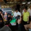Bupati Karawang, H. Aep Syaepuloh, mengunjungi langsung lokasi kebakaran