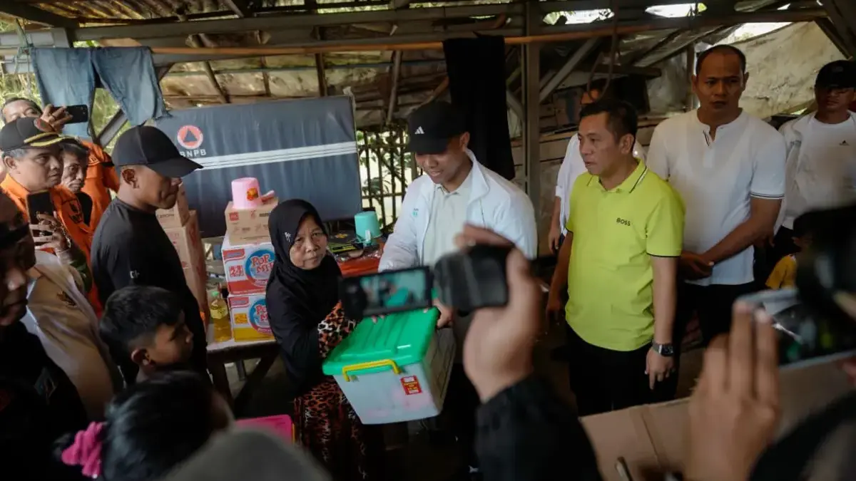 Bupati Karawang, H. Aep Syaepuloh, mengunjungi langsung lokasi kebakaran