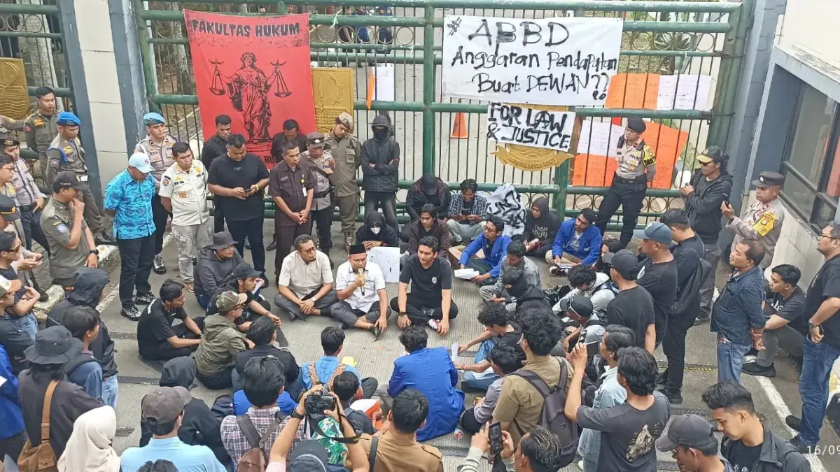 Puluhan Pemuda dan Mahasiswa di Pemkab Bekasi.