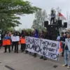Puluhan Pemuda dan Mahasiswa demo di DPRD Bekasi.
