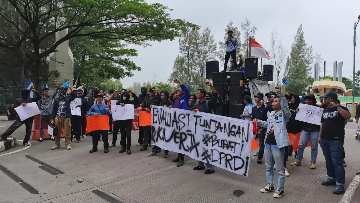Puluhan Pemuda dan Mahasiswa demo di DPRD Bekasi.
