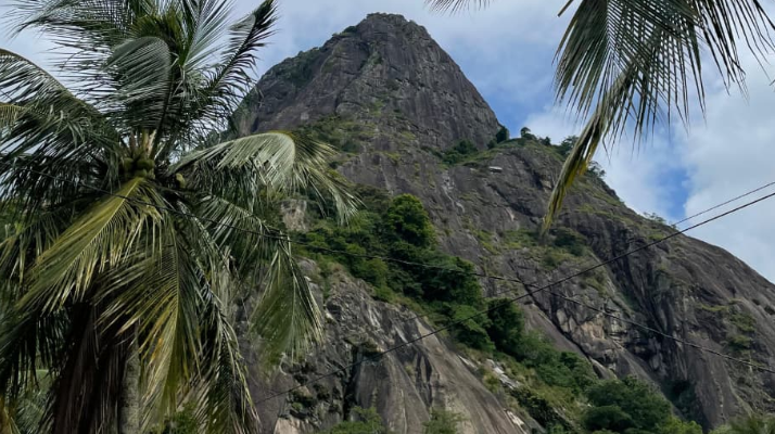 Menguak Legenda Gunung Parang, Ikon Wisata Alam dan Tantangan di Purwakarta!