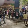 Ratusan warga mengepung Kantor Desa Kutamakmur Tirtajaya,