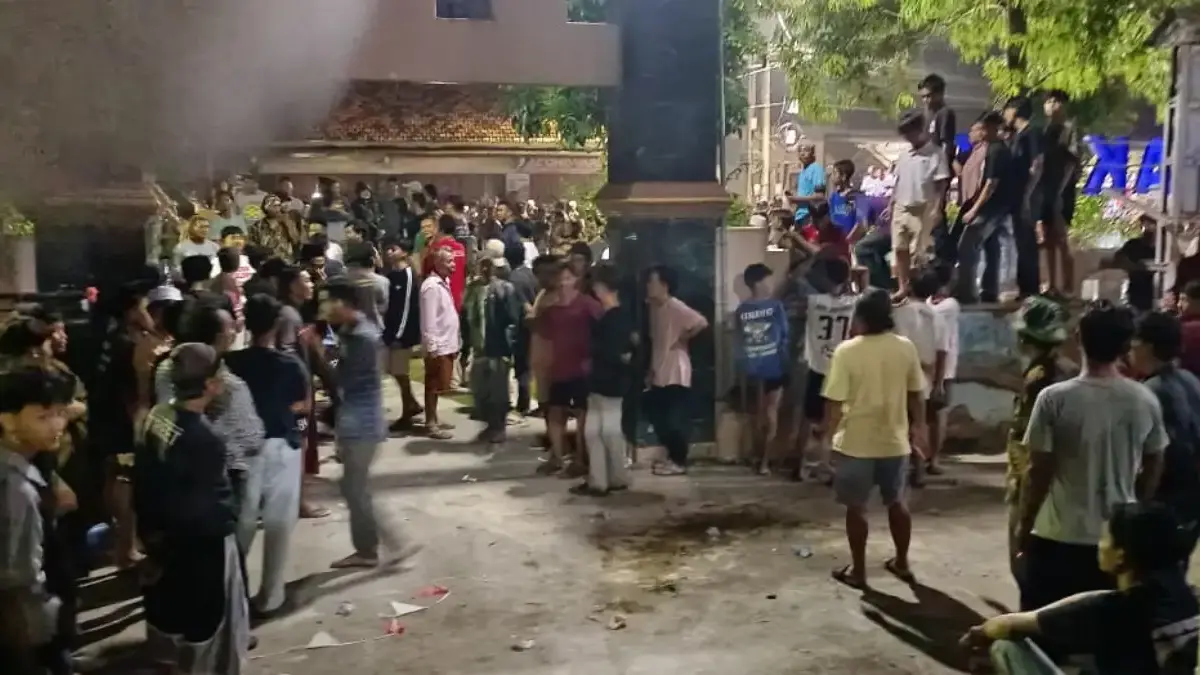 Ratusan warga mengepung Kantor Desa Kutamakmur Tirtajaya,