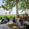 Bosen Kerja di Pabrik? Intip 4 Tempat Makan Nuansa Alam di Karawang yang Bikin Betah Seharian!