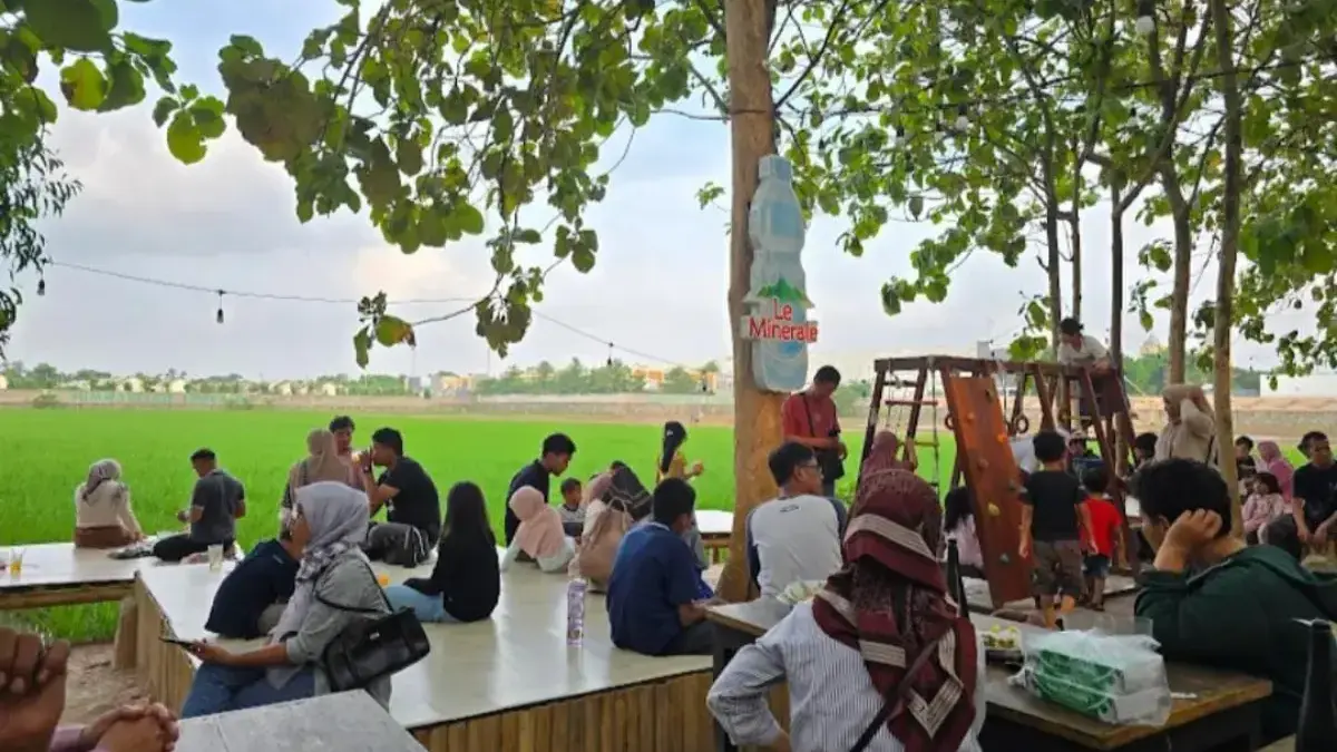 Bosen Kerja di Pabrik? Intip 4 Tempat Makan Nuansa Alam di Karawang yang Bikin Betah Seharian!