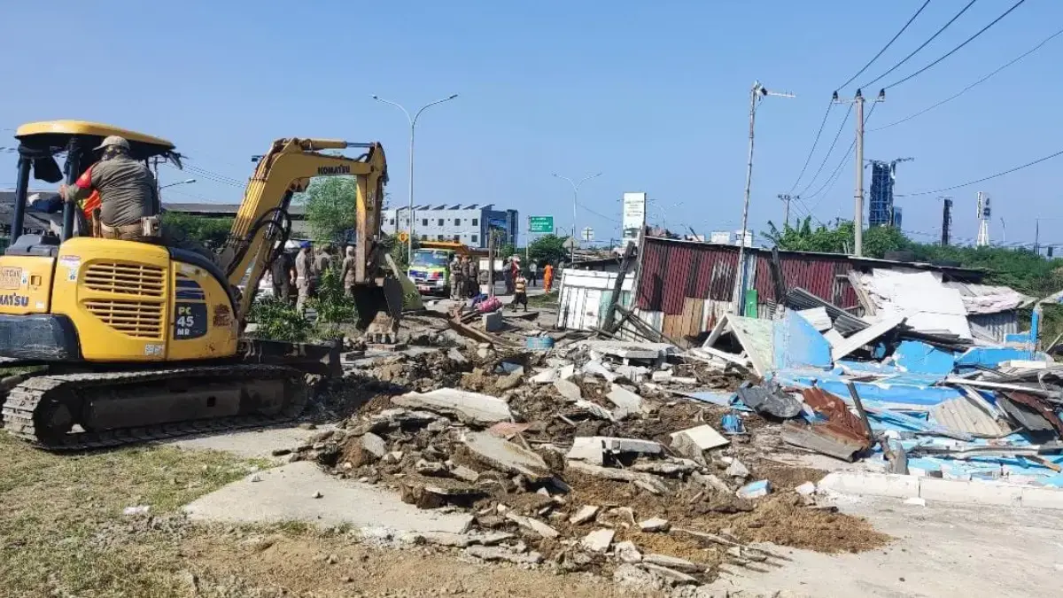 Satpol PP Karawang Razia Bangunan Liar di Jalan Baru