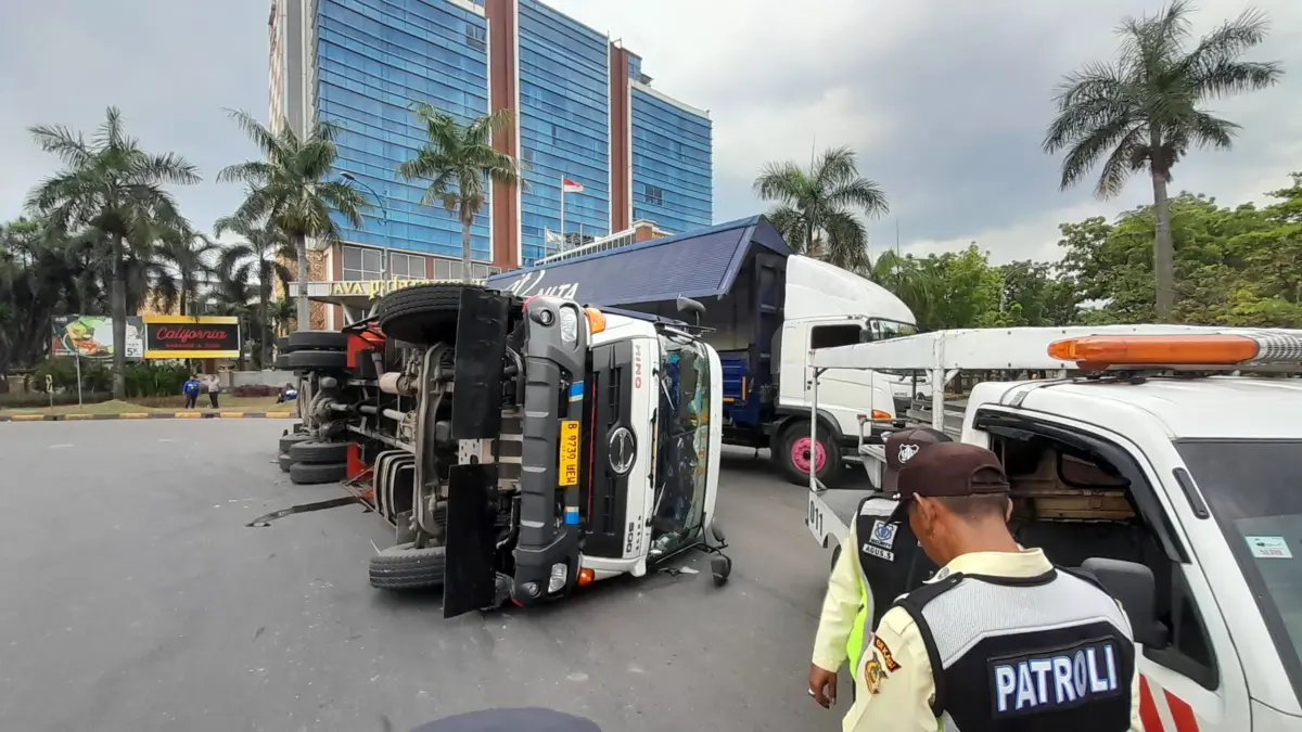 Muatan 16 Ton Geser, Truk Wingbox Terbalik di Bundaran Patung Kuda Jababeka