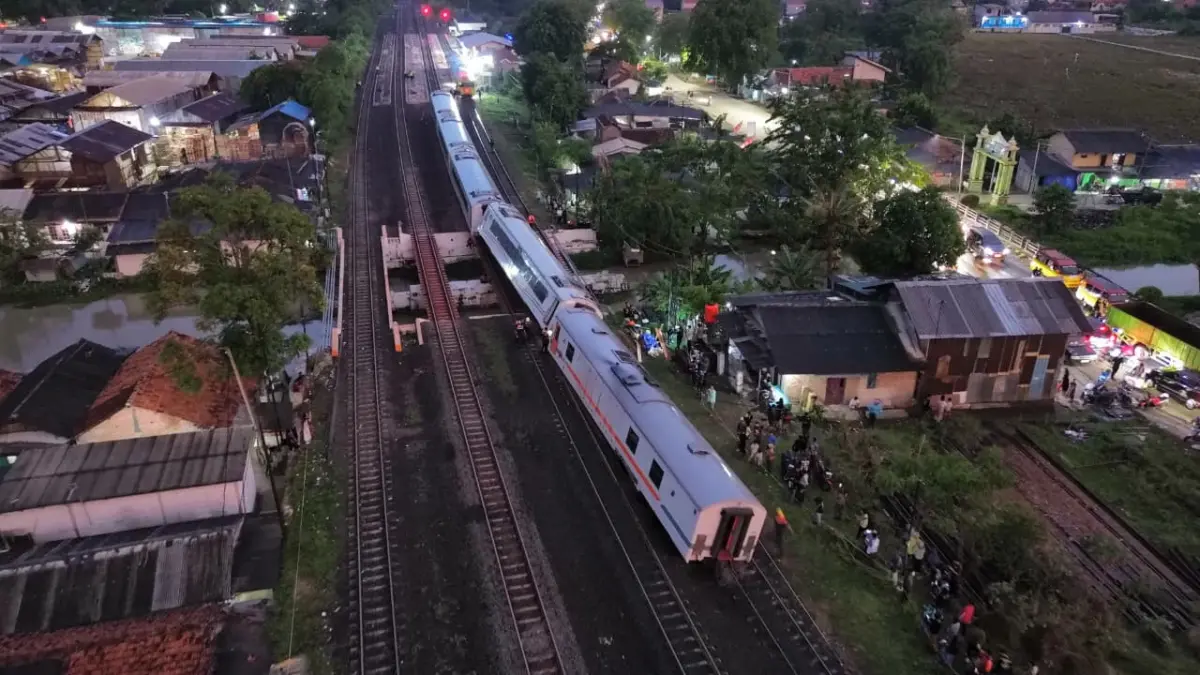 Evakuasi Seluruh Rangkaian KA Purwojaya yang Anjlok di Kedunggedeh Baru Selesai Jam 2 Evakuasi kereta