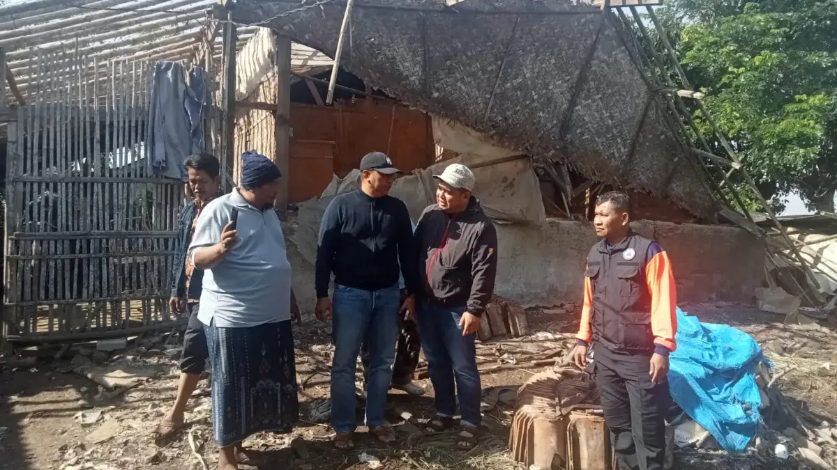 Camat Cibuaya Cek Kerusakan Rumah Warga yang Diterjang Angin Puting Beliung di Sedari Rumah ambruk.