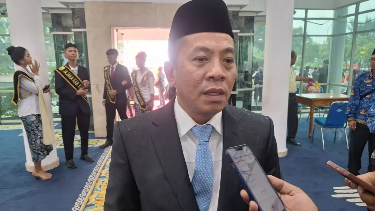 Bupati Aep Ajak Pemuda Karawang Jadi Penggerak Pembangunan di Momen Sumpah Pemuda ke-97 Bupati Karawang Aep Syaepulloh saat diwawancarai wartawan.