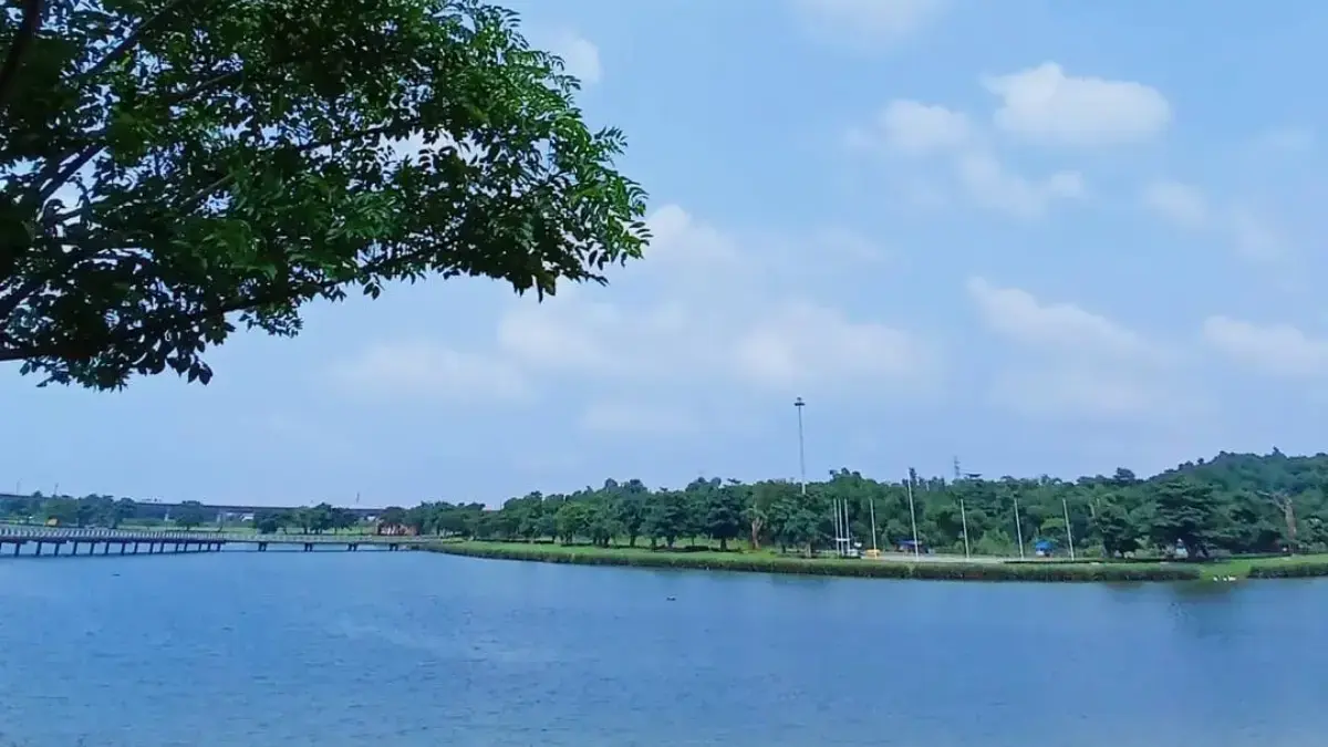 Rekomendasi Liburan Danau Gratis dan Indah di Kabupaten Bekasi, Cocok Buat Healing dan Piknik Keluarga! Danau Meikarta