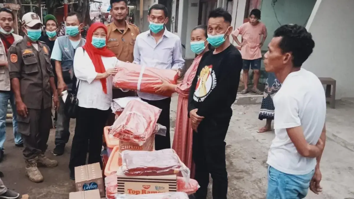 Pemkec Karawang Barat Salurkan Bantuan untuk Korban Terdampak Kebakaran PT DAS Bantuan untuk Korban Terdampak Kebakaran PT DAS