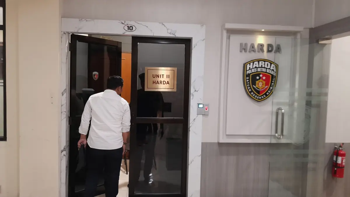 BREAKING NEWS! Polres Metro Bekasi Bawa Dirus Perumda Ade Efendi Zarkasih dari Parkiran Diperiksa